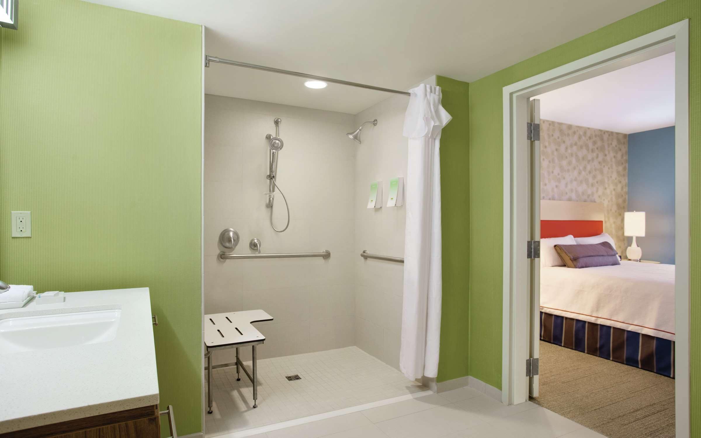 Ein Badezimmer mit Dusche, Toilette und Waschbecken.