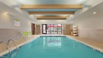 Sisäuima-allas avoinna 6.00–22.00, aurinkotuoleja