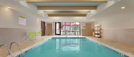 Una piscina cubierta (de 06:00 a 22:00), tumbonas