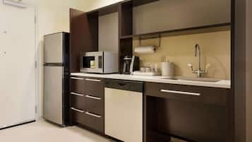 Full-size fridge, microwave, dishwasher, coffee/tea maker