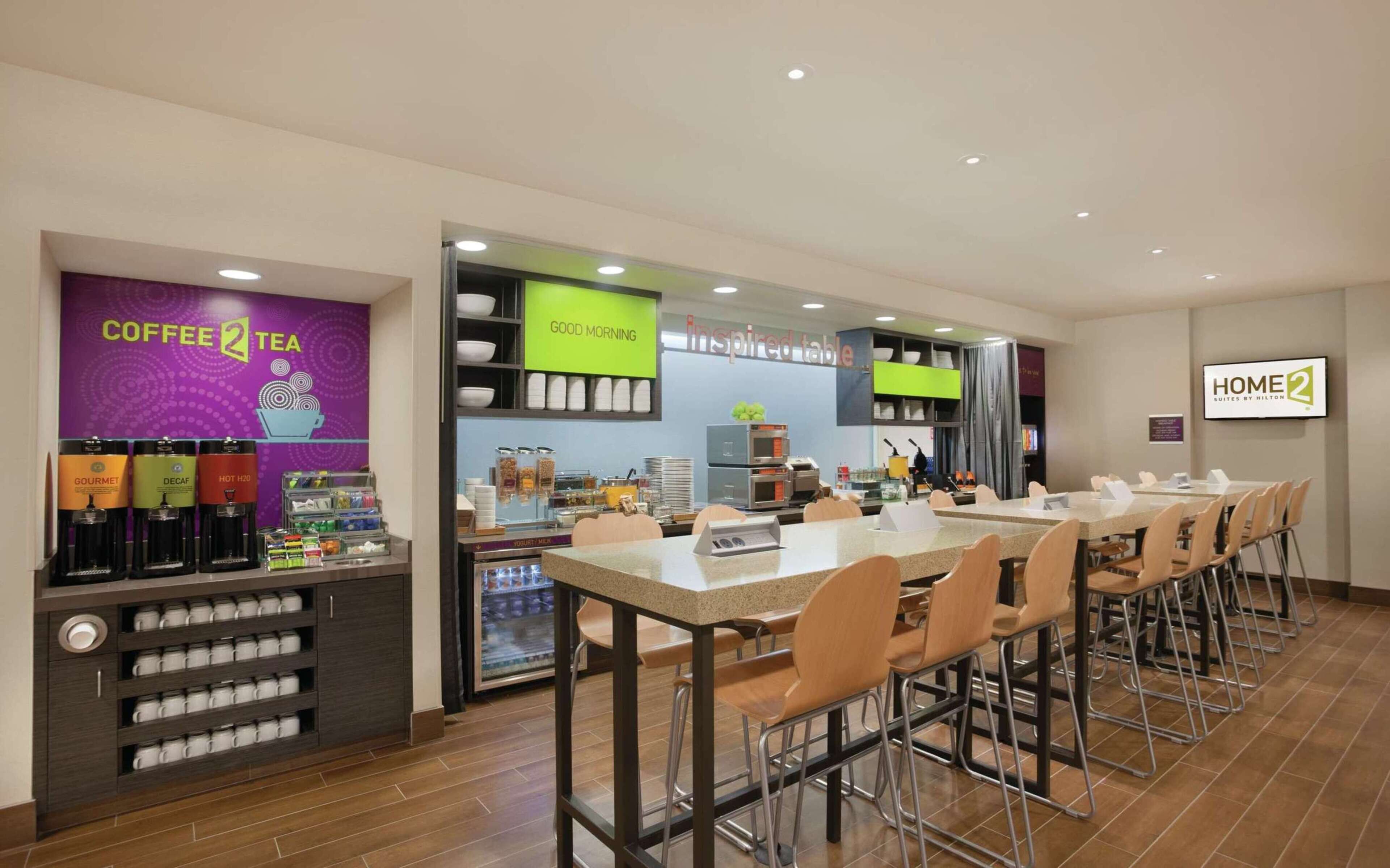 朝食 (コンチネンタル ブレックファスト)、毎日提供 (無料)