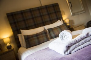 Egyptian cotton sheets, individually decorated, individually furnished - Old Churches House (Dunblane)