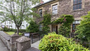 Property entrance - Old Churches House (Dunblane)