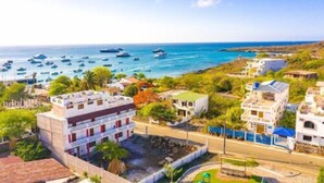 Un pueblo costero con edificios, una carretera y barcos en el agua.