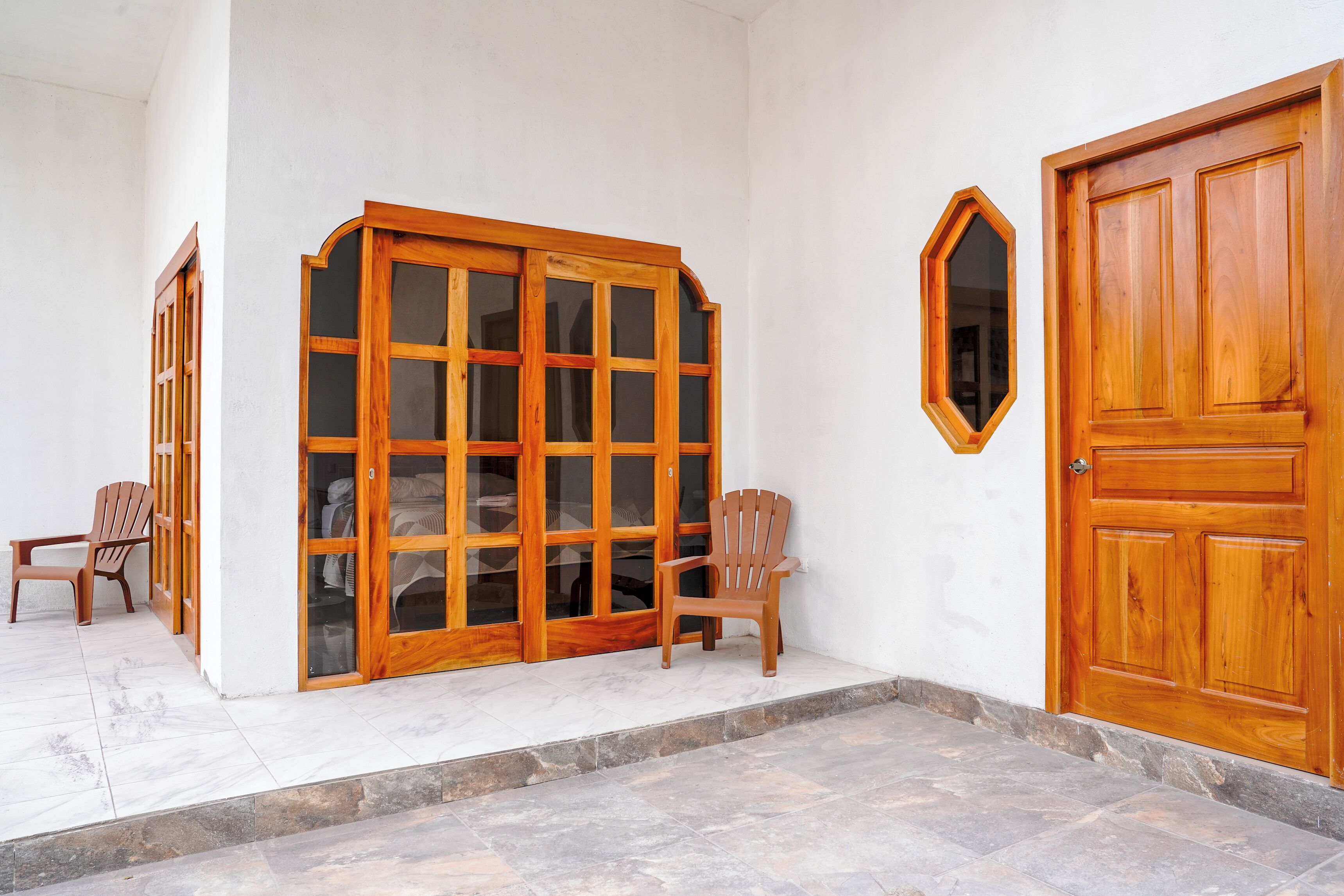 Una puerta de madera, una ventana y una puerta con paneles de vidrio.