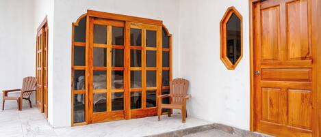 Una puerta de madera, una ventana y una puerta con paneles de vidrio.