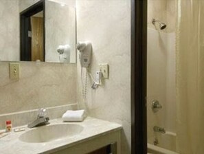 Ensemble douche/baignoire, articles de toilette gratuits, sèche-cheveux