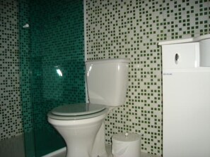 Standardværelse | Badeværelse | Bruser, håndklæder