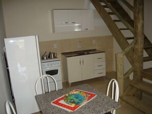 Standardværelse | Privat køkken | Køleskab/fryser i fuld størrelse, kogeplade