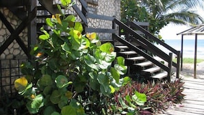 Un escalier en bois mène à un bâtiment en pierre sur lequel est apposée une enseigne indiquant « Lobster Grill ».