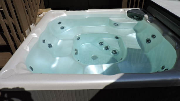 A hot tub with a rectangular shape and multiple jets. - Tucked Inn the Harbour Bed & Breakfast (Tay)