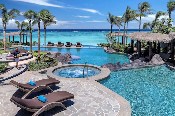 屋外プール、カバナ (有料)、プール パラソル