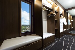 1 bedroom, free minibar, in-room safe, individually furnished