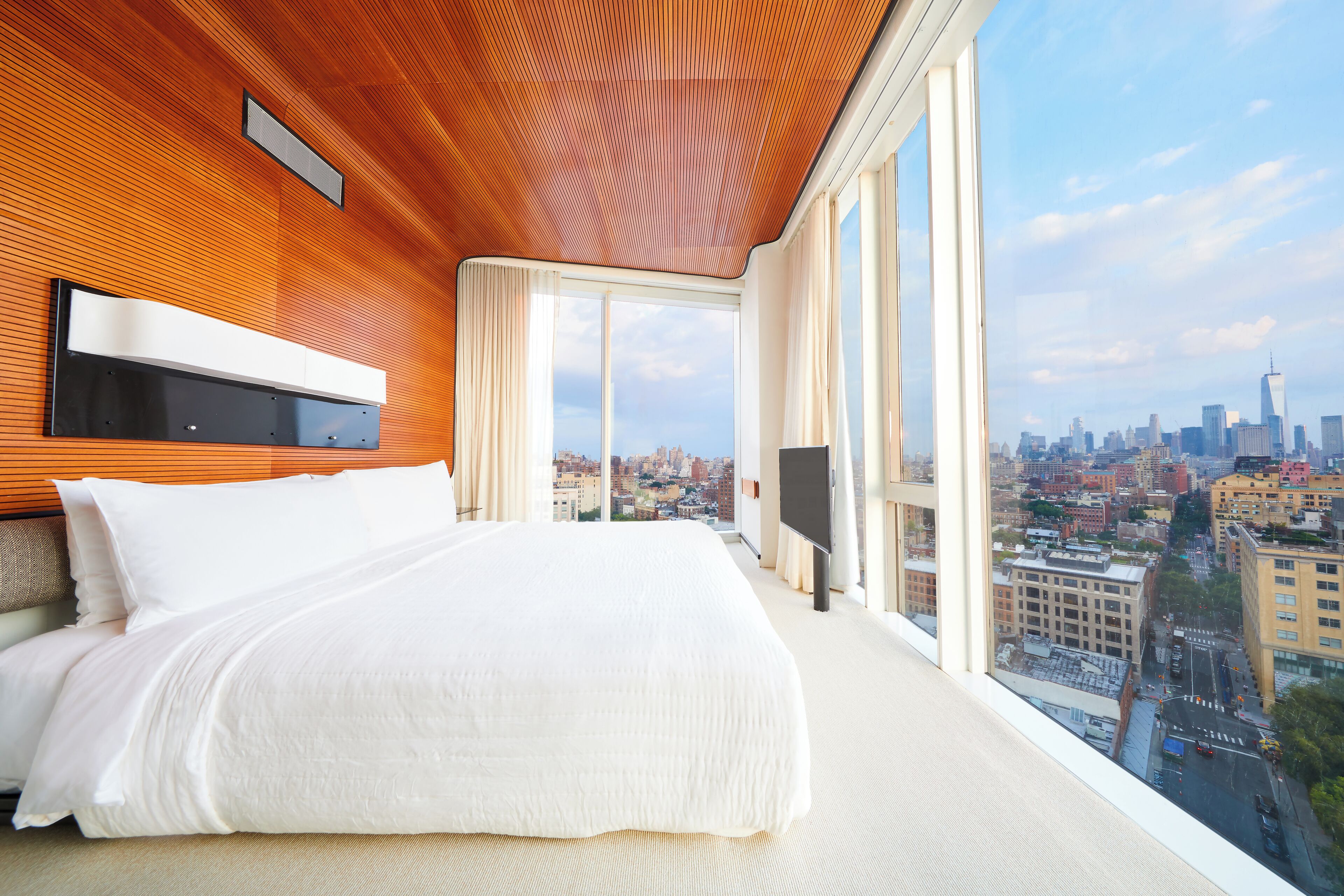 Minibar, Zimmersafe, Schreibtisch, laptopgeeigneter Arbeitsplatz