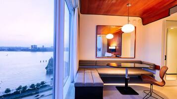 Minibar, Zimmersafe, Schreibtisch, laptopgeeigneter Arbeitsplatz