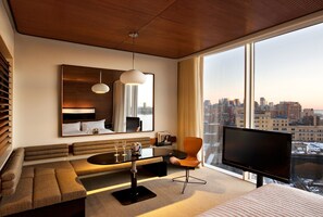 Minibar, coffres-forts dans les chambres, bureau