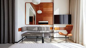 Deluxe-huone, 1 keskisuuri parisänky | Kylpyhuone | Designer-hygieniatuotteet, hiustenkuivaaja, kylpytakit, pyyhkeet