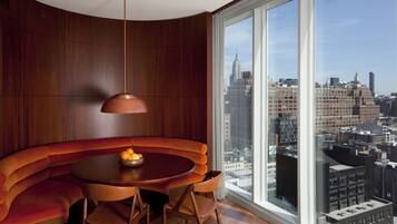 Minibar, Zimmersafe, Schreibtisch, laptopgeeigneter Arbeitsplatz