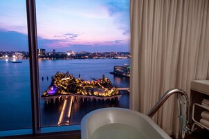 1 bedroom, minibar, in-room safe, desk