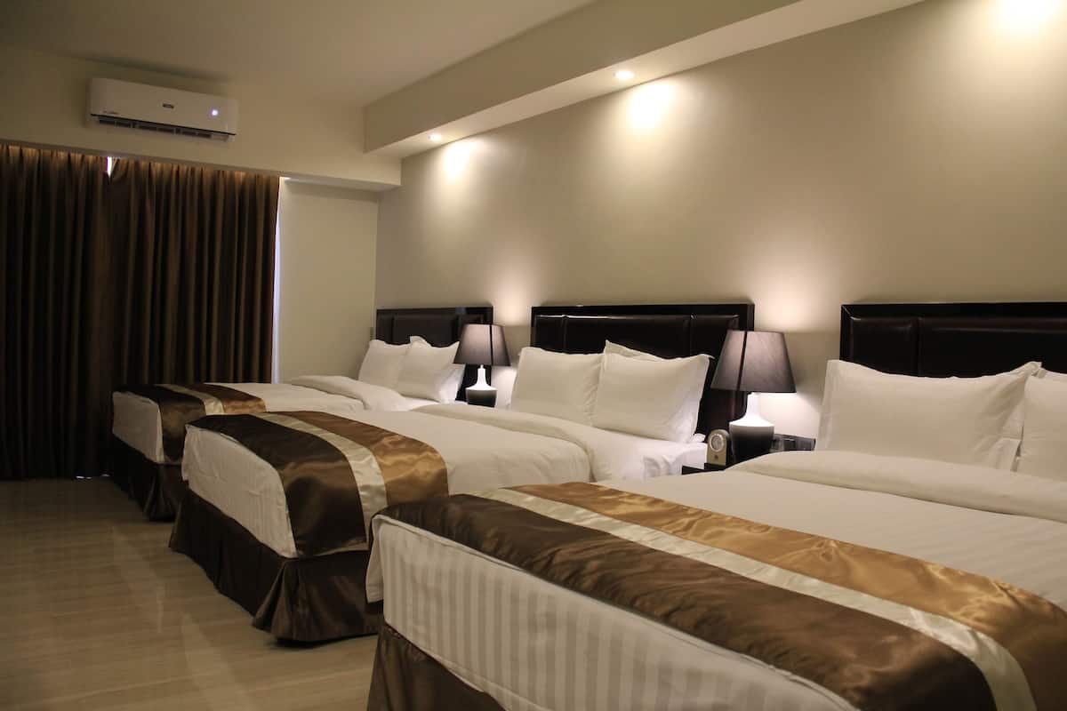Family Triple Room, Multiple Beds, Bathtub, Poolside