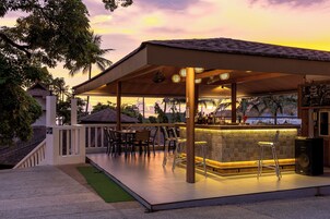 Bar junto a la piscina