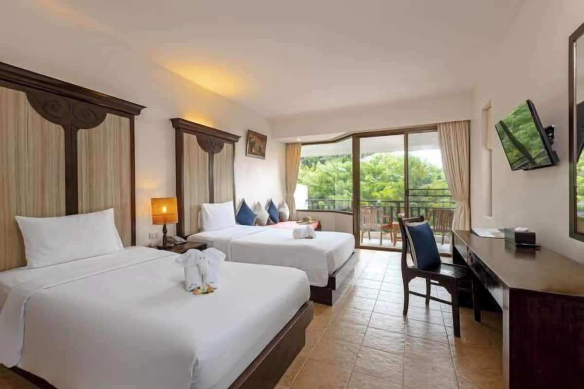 2 bedrooms, minibar, in-room safe, blackout curtains