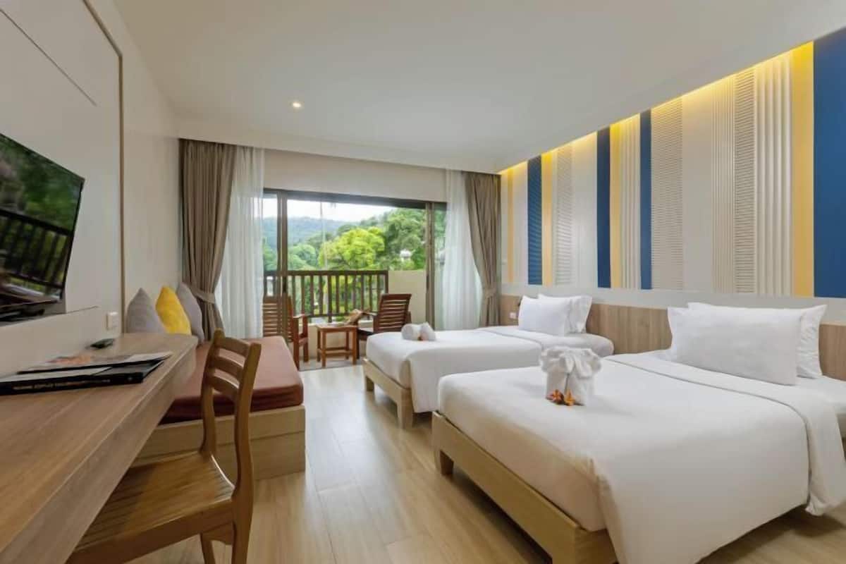 2 bedrooms, minibar, in-room safe, blackout curtains