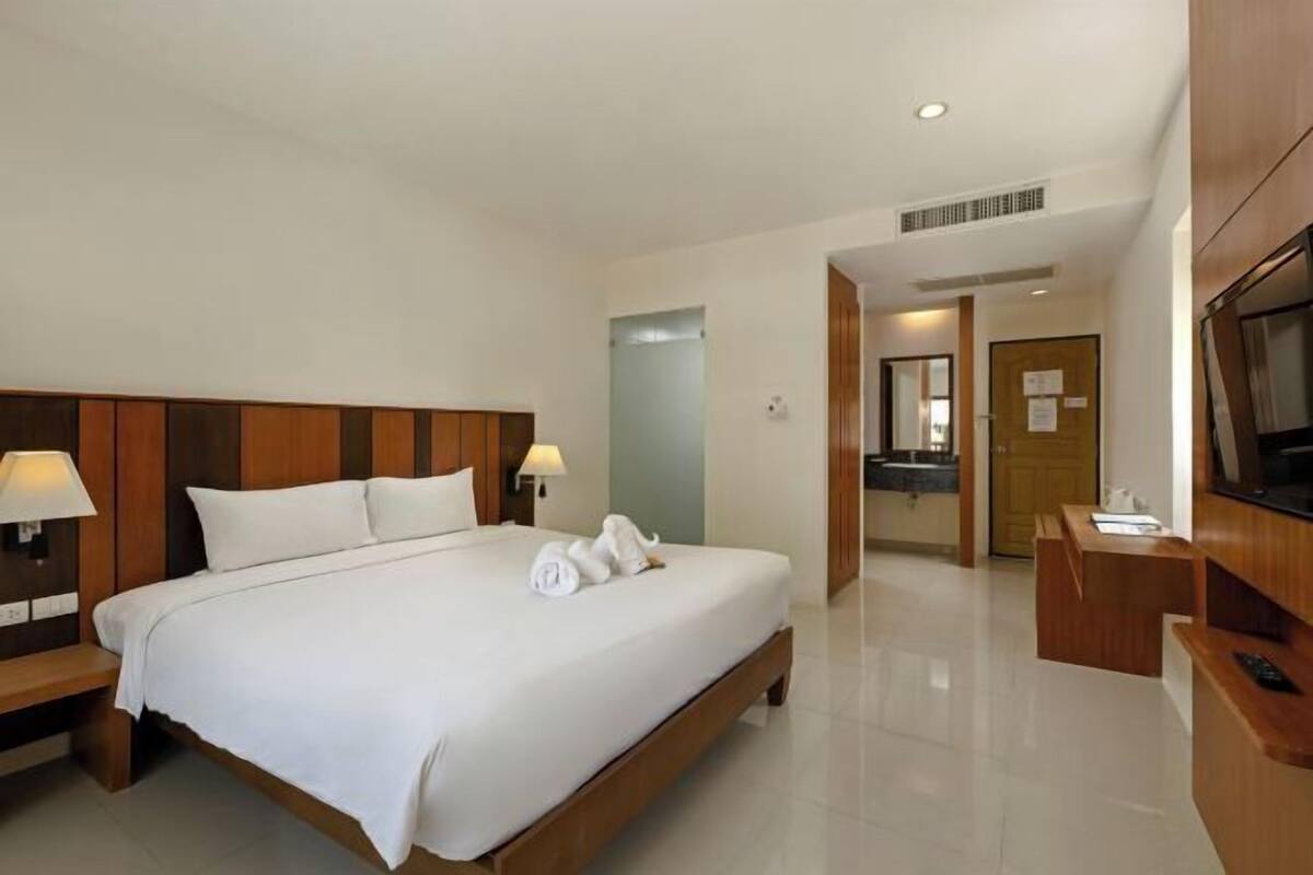 2 bedrooms, minibar, in-room safe, blackout curtains