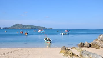 Beach nearby, white sand, free beach shuttle, beach towels