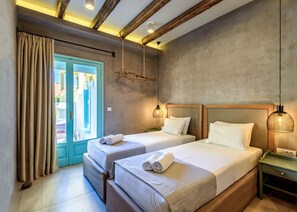 Superior appartement, 2 slaapkamers, balkon, gedeeltelijk uitzicht op zee | Een kluis op de kamer, een bureau, gratis wifi