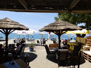 Lunch and dinner served, international cuisine