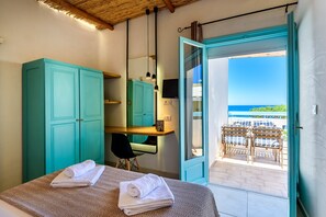 Appartement, 2 slaapkamers, balkon, uitzicht op zee | Een kluis op de kamer, een bureau, gratis wifi