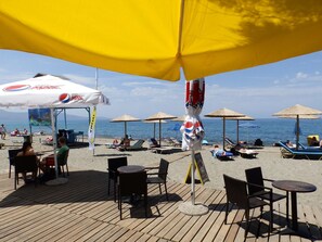 Serveert lunch en diner, internationale gerechten