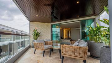 2 Bedrooms Family Deluxe | In-room safe, desk, blackout curtains, free WiFi