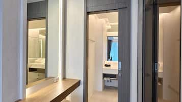 1 Bedroom Deluxe | Coffres-forts dans les chambres, bureau, rideaux occultants