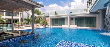 Inomhuspool, utomhuspool, parasoller och solstolar