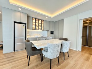 2 Bedrooms Family Deluxe | ครัวส่วนตัว | ตู้เย็นขนาดใหญ่, ไมโครเวฟ, เตาประกอบอาหาร