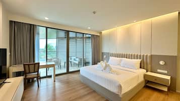 2 Bedrooms Family Deluxe | 2 habitaciones, caja de seguridad en la habitación y escritorio