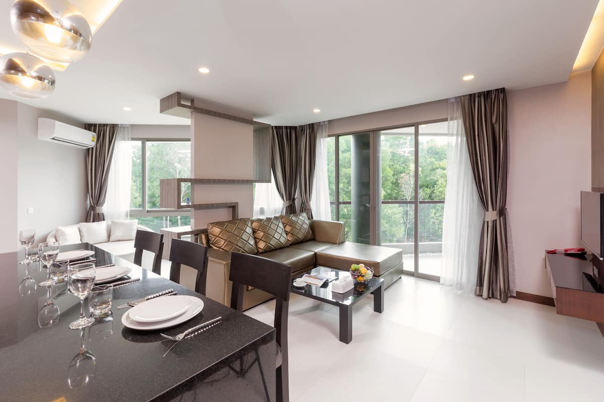 Deluxe Family 2 Bedroom with Jacuzzi Bathtub | In-room dining