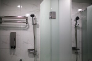 Shared Dormitory, Women only | Bilik Mandi | Pancuran mandi, pengering rambut, selipar, tuala disediakan 