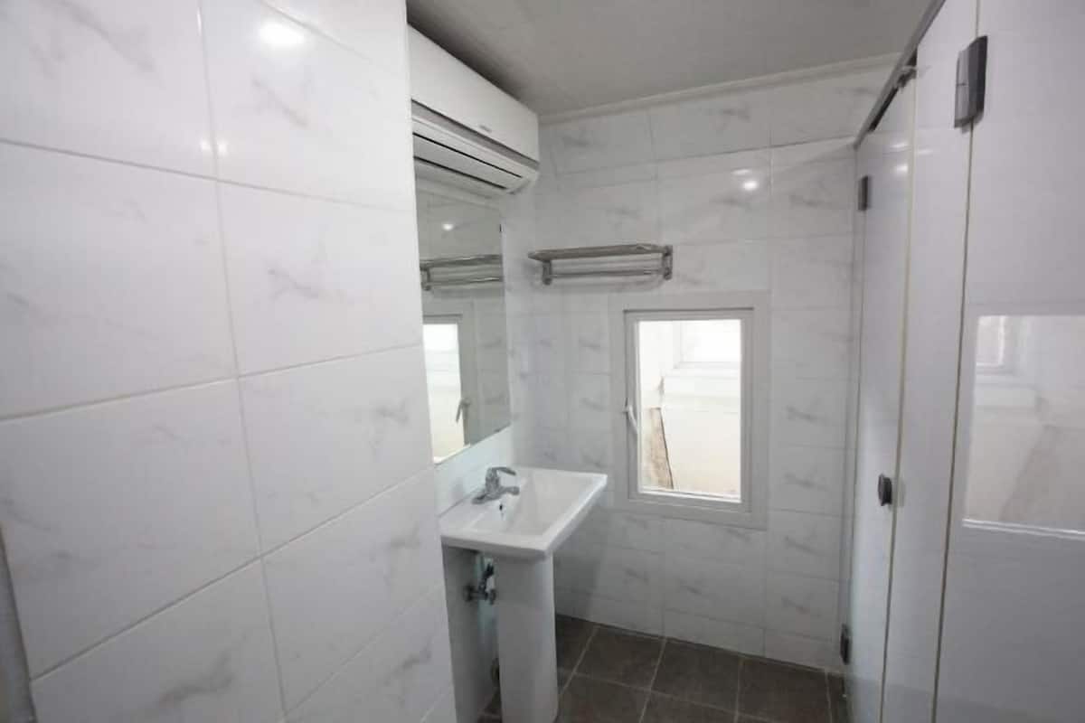 Banheiro | Chuveiro, secador de cabelo (mediante solicitação), chinelos