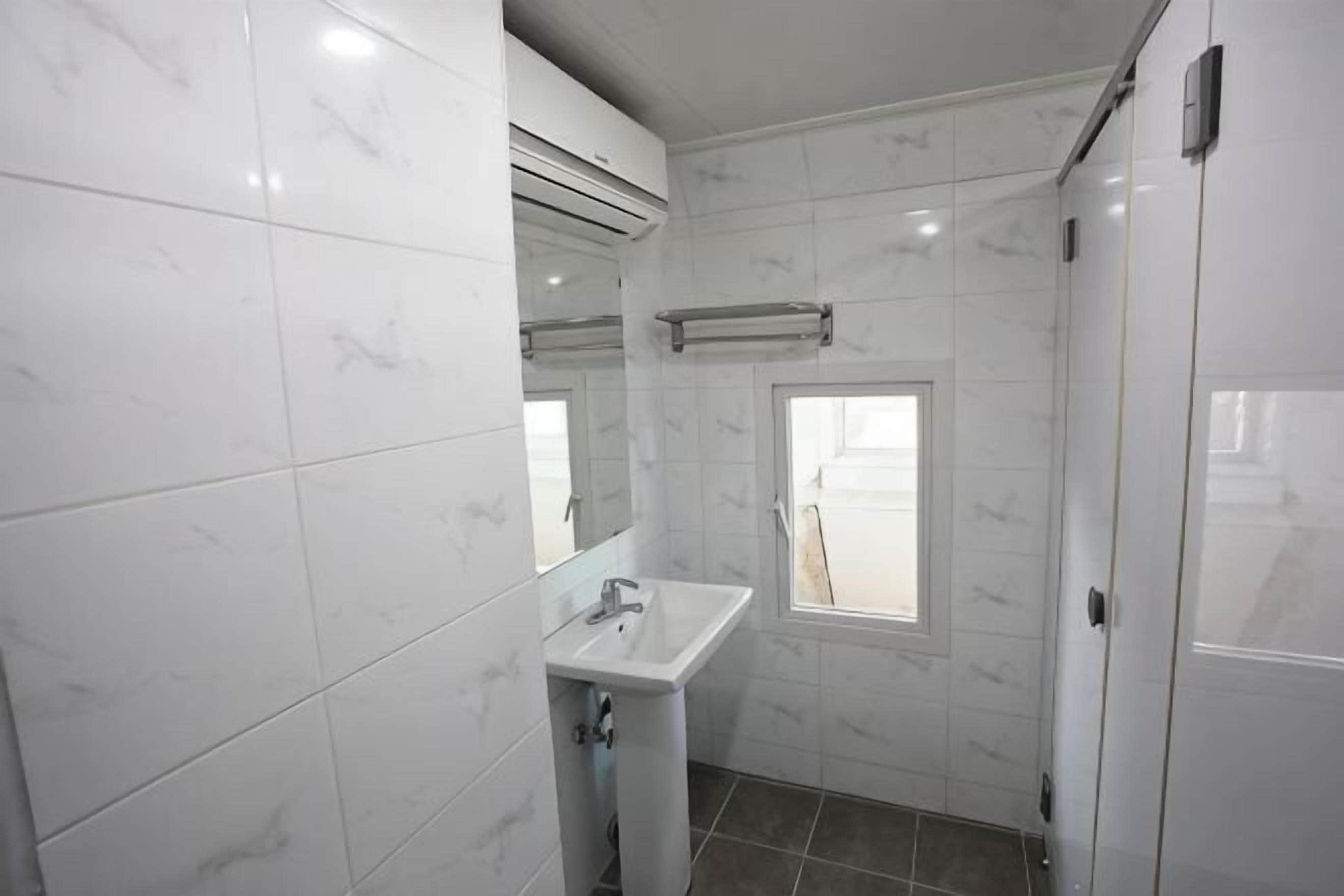 Salle de bain | Douche, séchoir à cheveux, pantoufles, serviettes fournies
