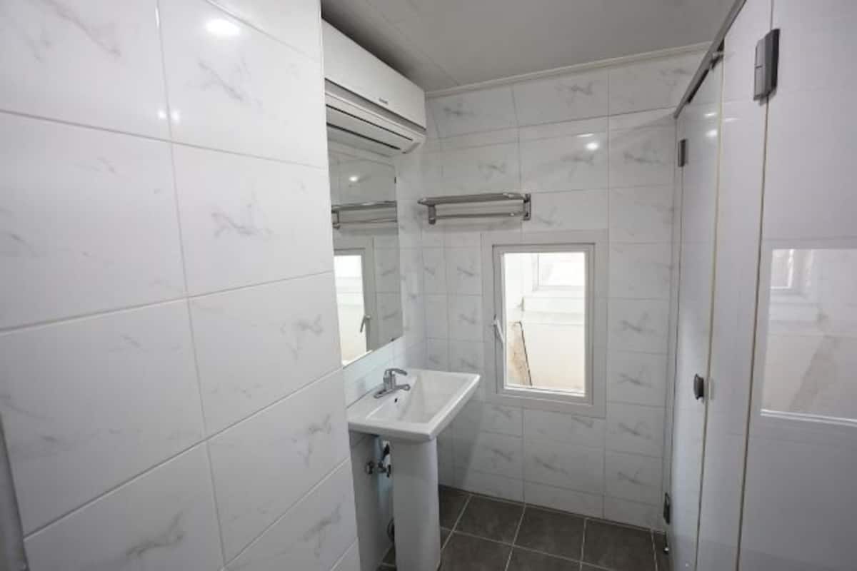 Salle de bain | Douche, séchoir à cheveux, pantoufles, serviettes fournies