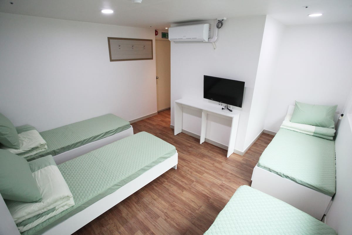 Standaard vierpersoonskamer, 1 slaapkamer | 1 slaapkamer, een kluis op de kamer, gratis wifi