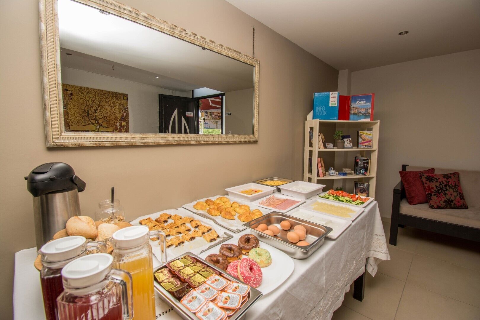 بوفيه فطور يوميًا بتكلفة قدرها (10 EUR للشخص)