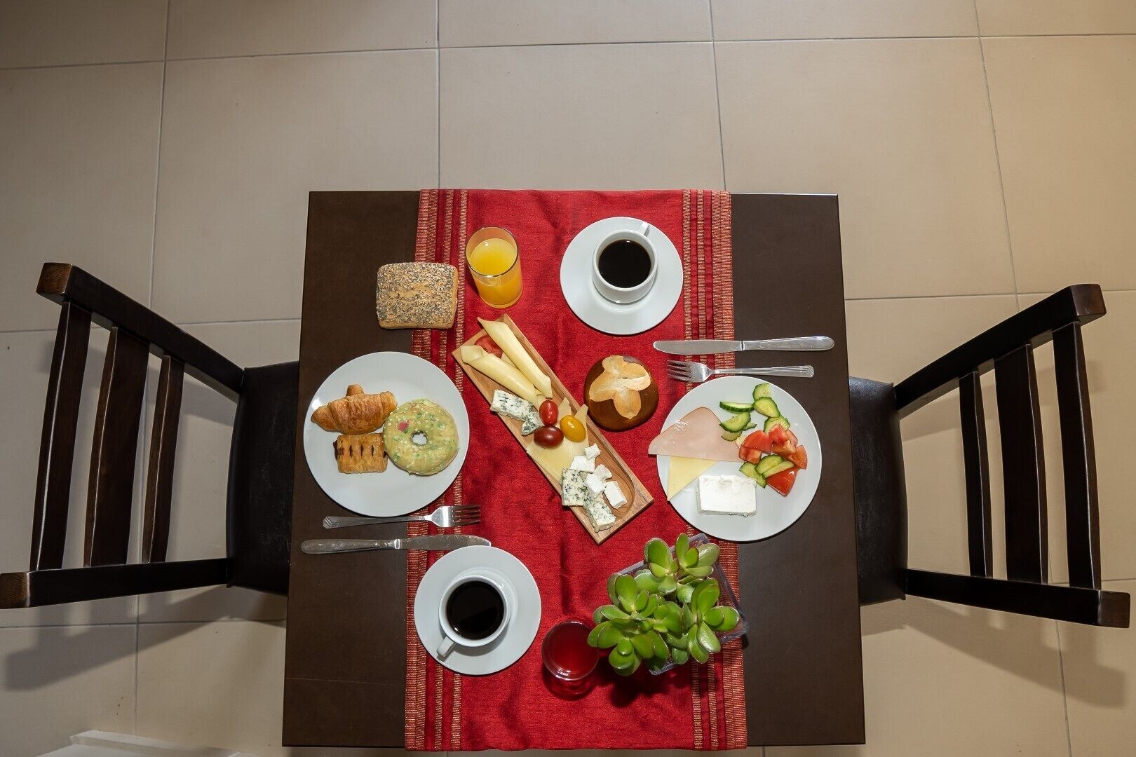 Se ofrece un desayuno bufé (10 EUR por persona)