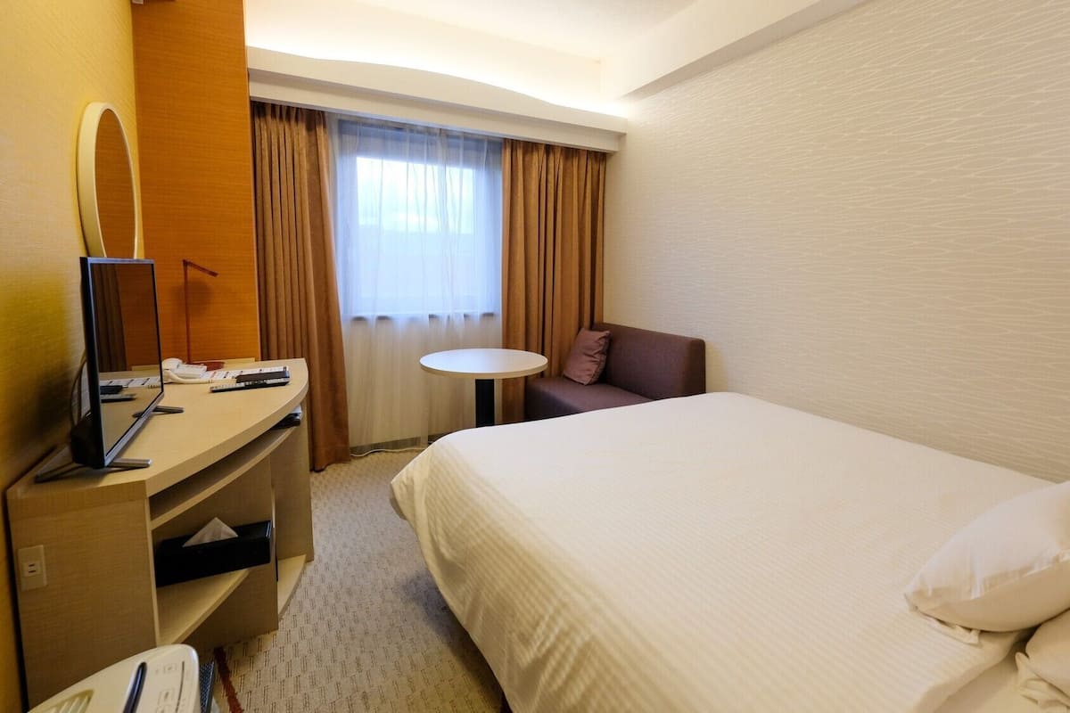 Premium bedding, in-room safe, desk, laptop workspace