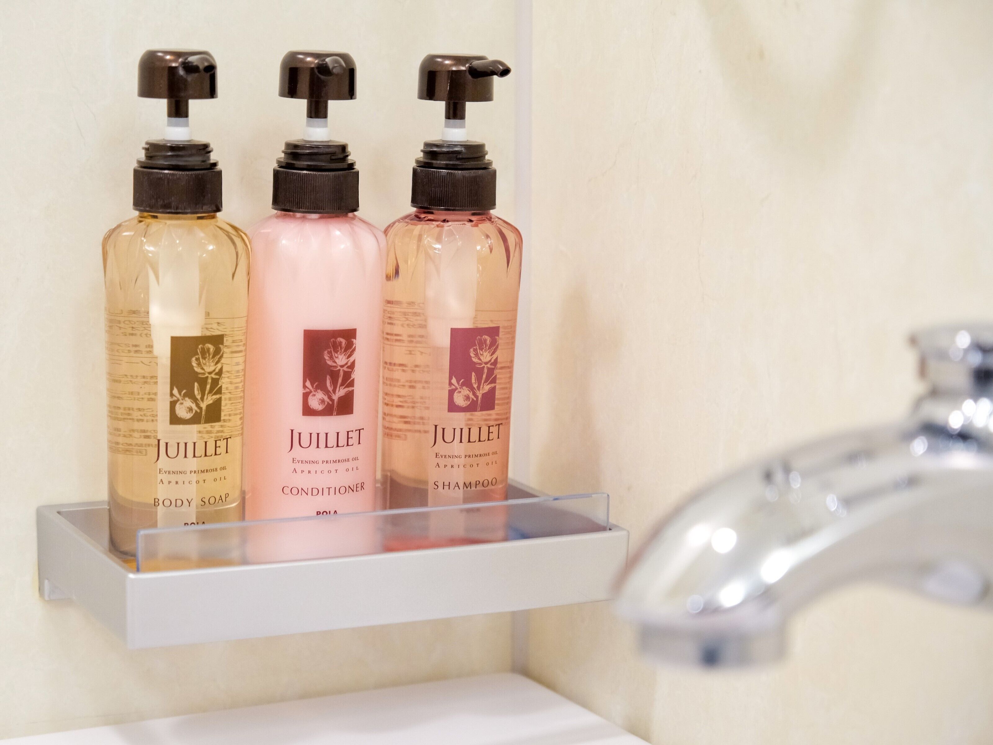 combined shower/bathtub, free toiletries, hair dryer, slippers