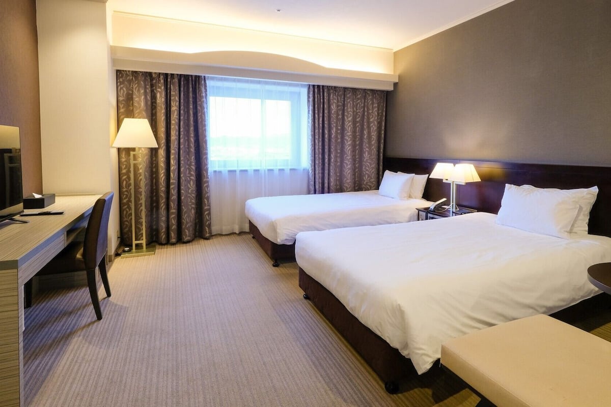 Premium bedding, in-room safe, desk, laptop workspace