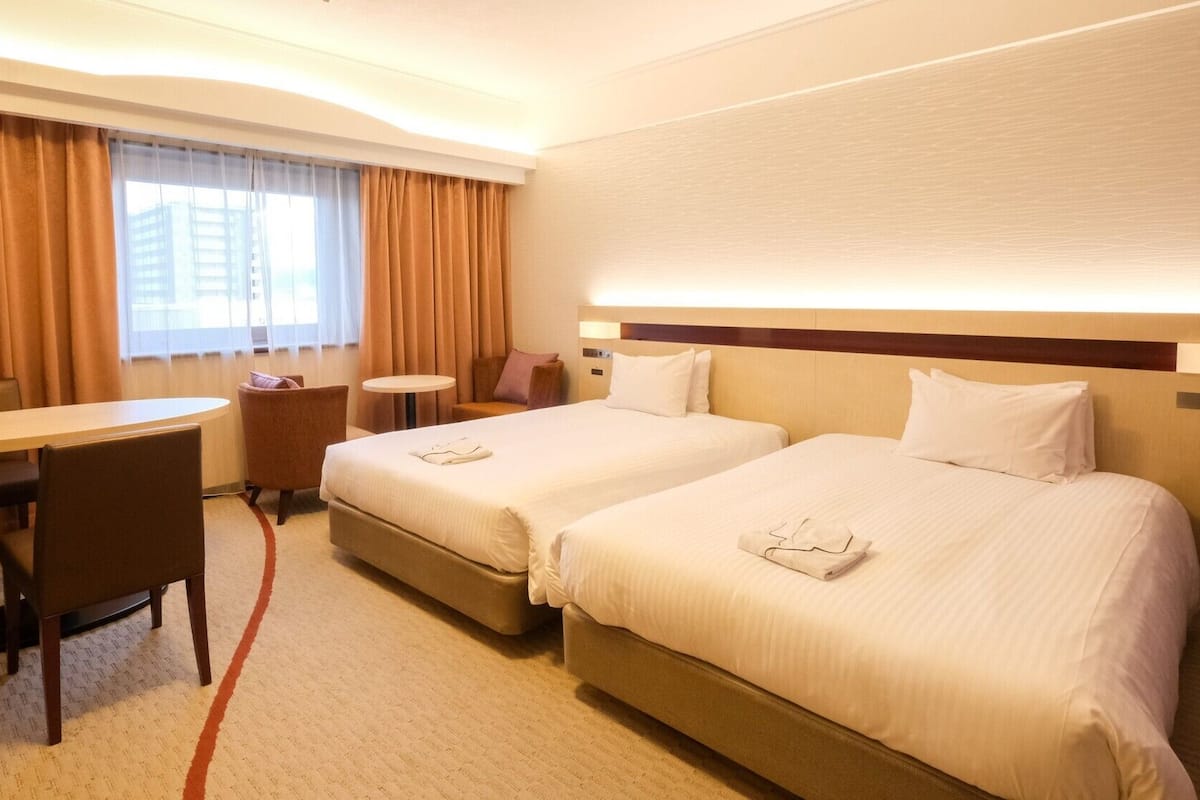 Premium bedding, in-room safe, desk, laptop workspace
